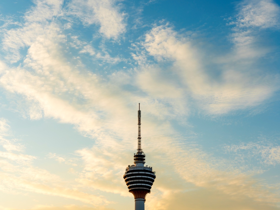 Телебашня Менара Куала-Лумпур на фоне неба, Малайзия