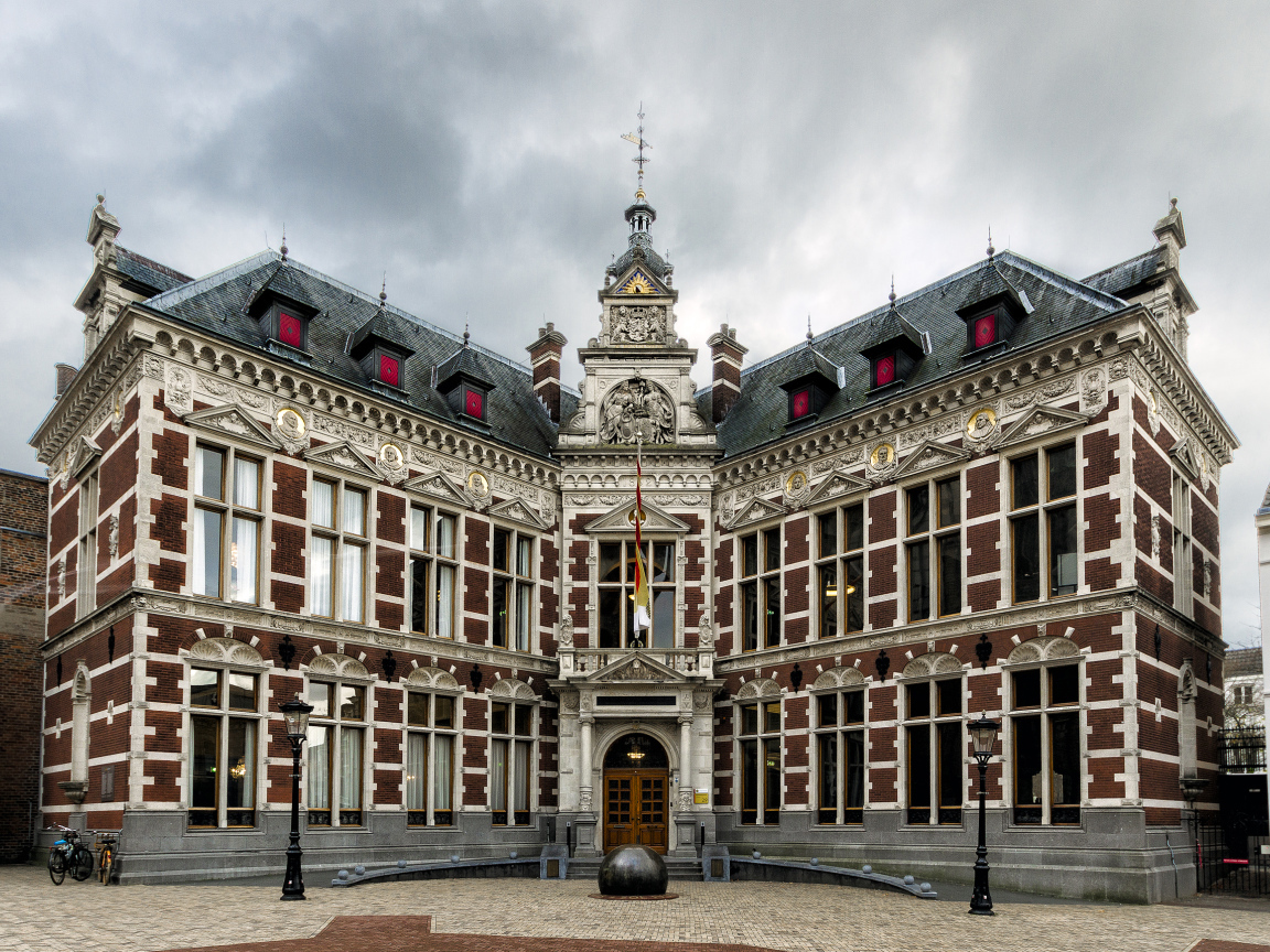 Красивый Утрехтский университет под пасмурным небом, Нидерланды