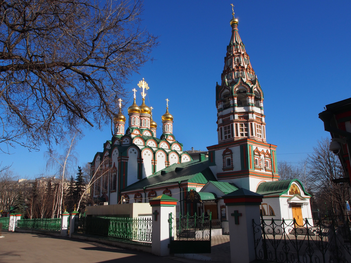 Старинная церковь Николая Чудотворца под голубым небом в Хамовниках, Москва. Россия