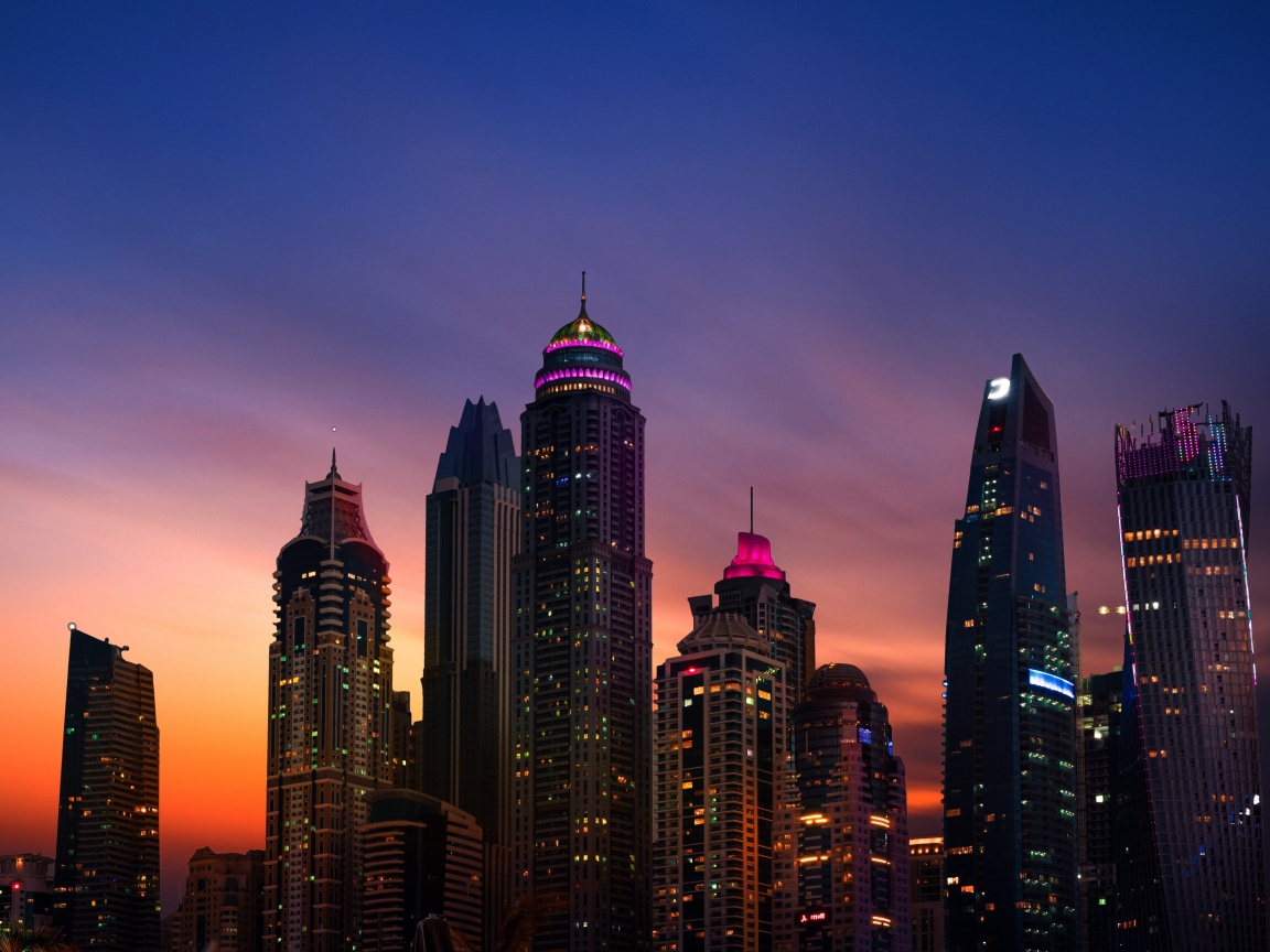 Высокие небоскребы под пасмурным небом, Дубае 