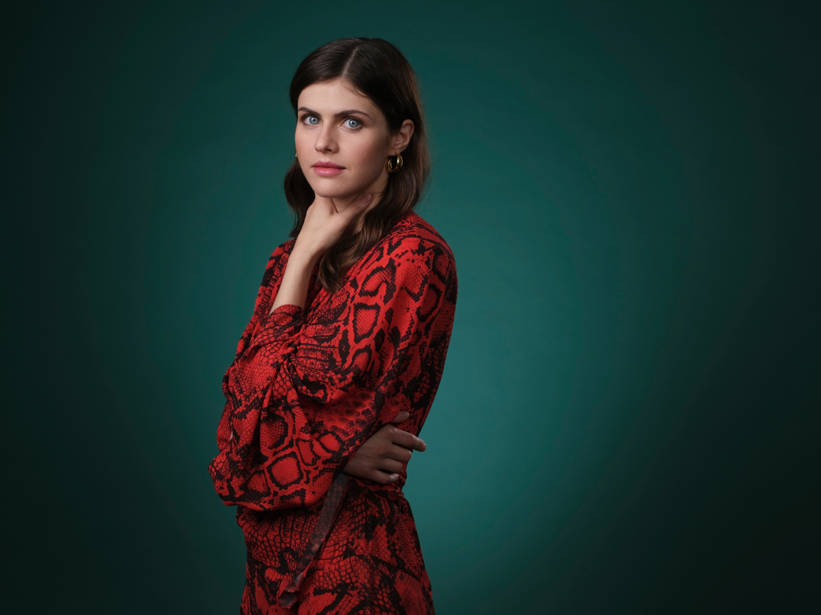 Актриса Александра Даддарио в красном платье