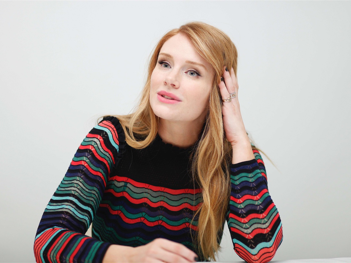 Актриса Брайс Даллас Ховард на сером фоне