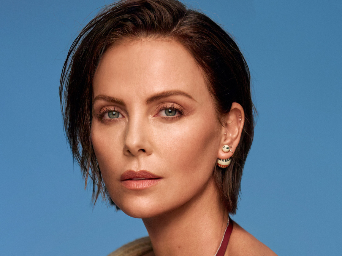 Актриса Шарлиз Терон на голубом фоне