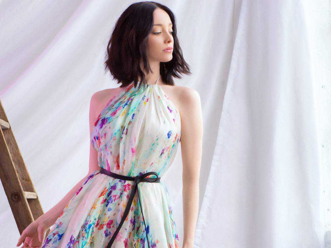 Актриса Эмма Дюмон в красивом платье у окна