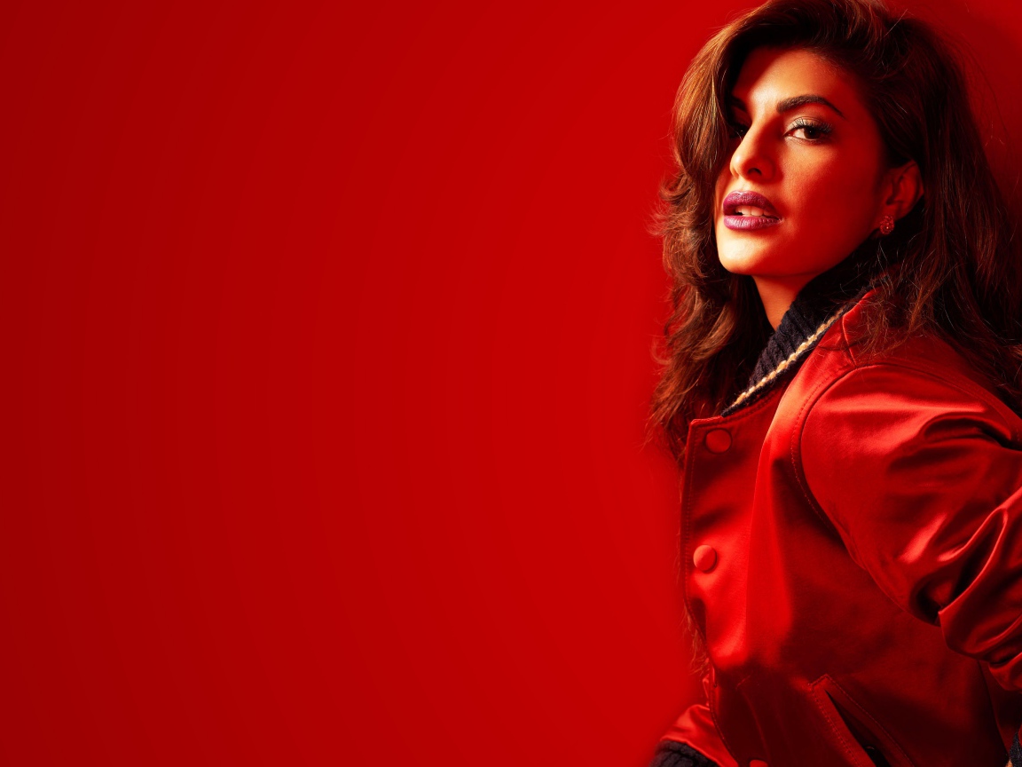 Актриса Жаклин Фернандес на красном фоне