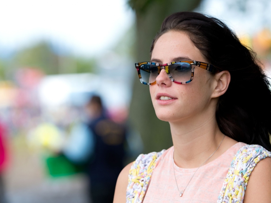 Актриса Кая Скоделарио в солнечных очках