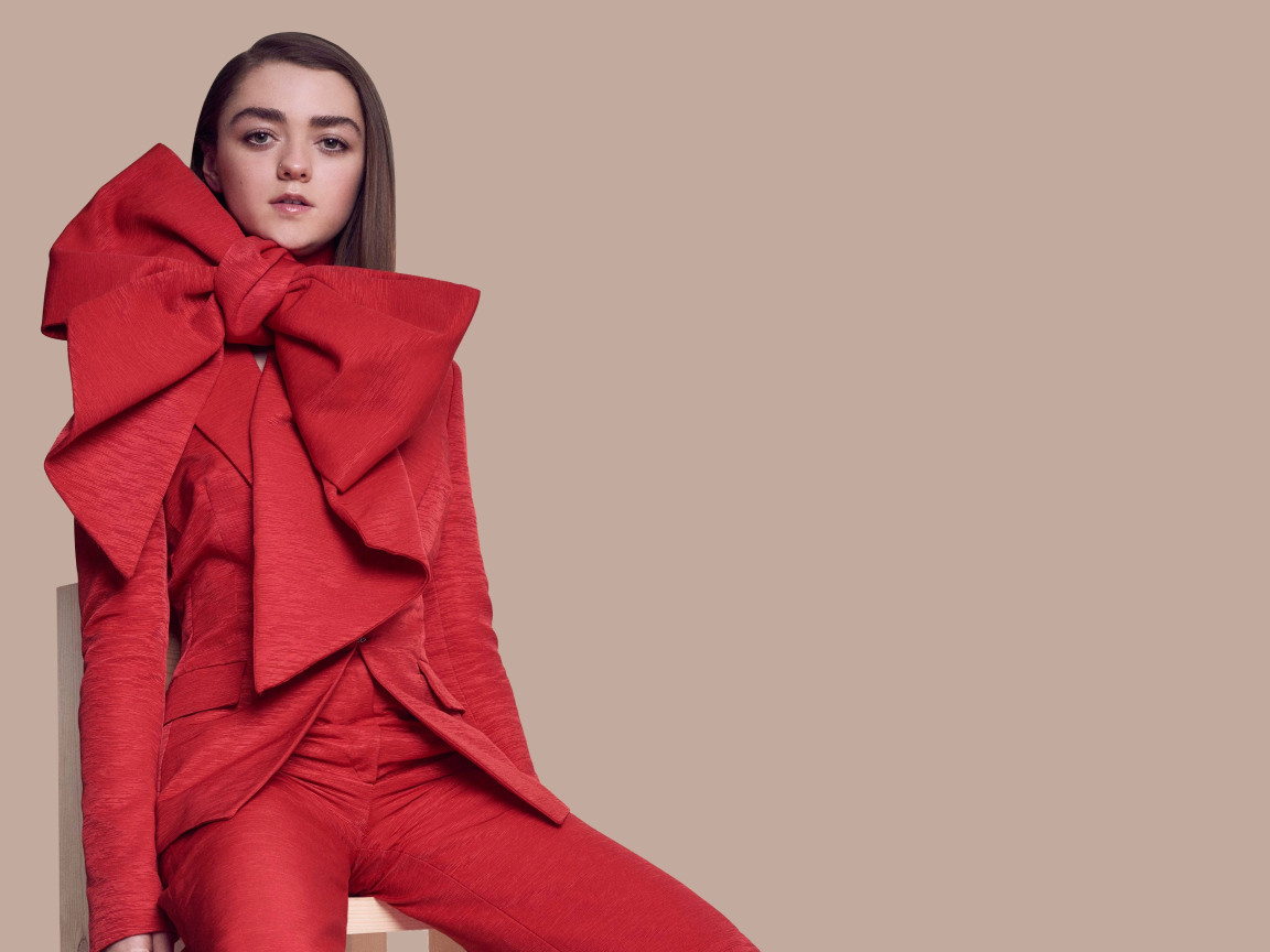 Актриса Мэйси Уильямс в красном костюме с большим бантом 