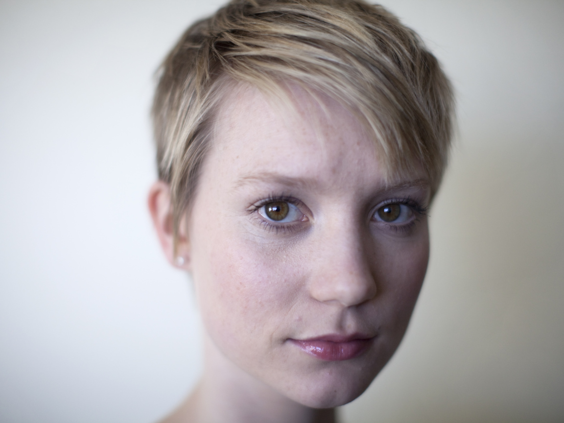 Актриса Миа Васиковска с короткой стрижкой