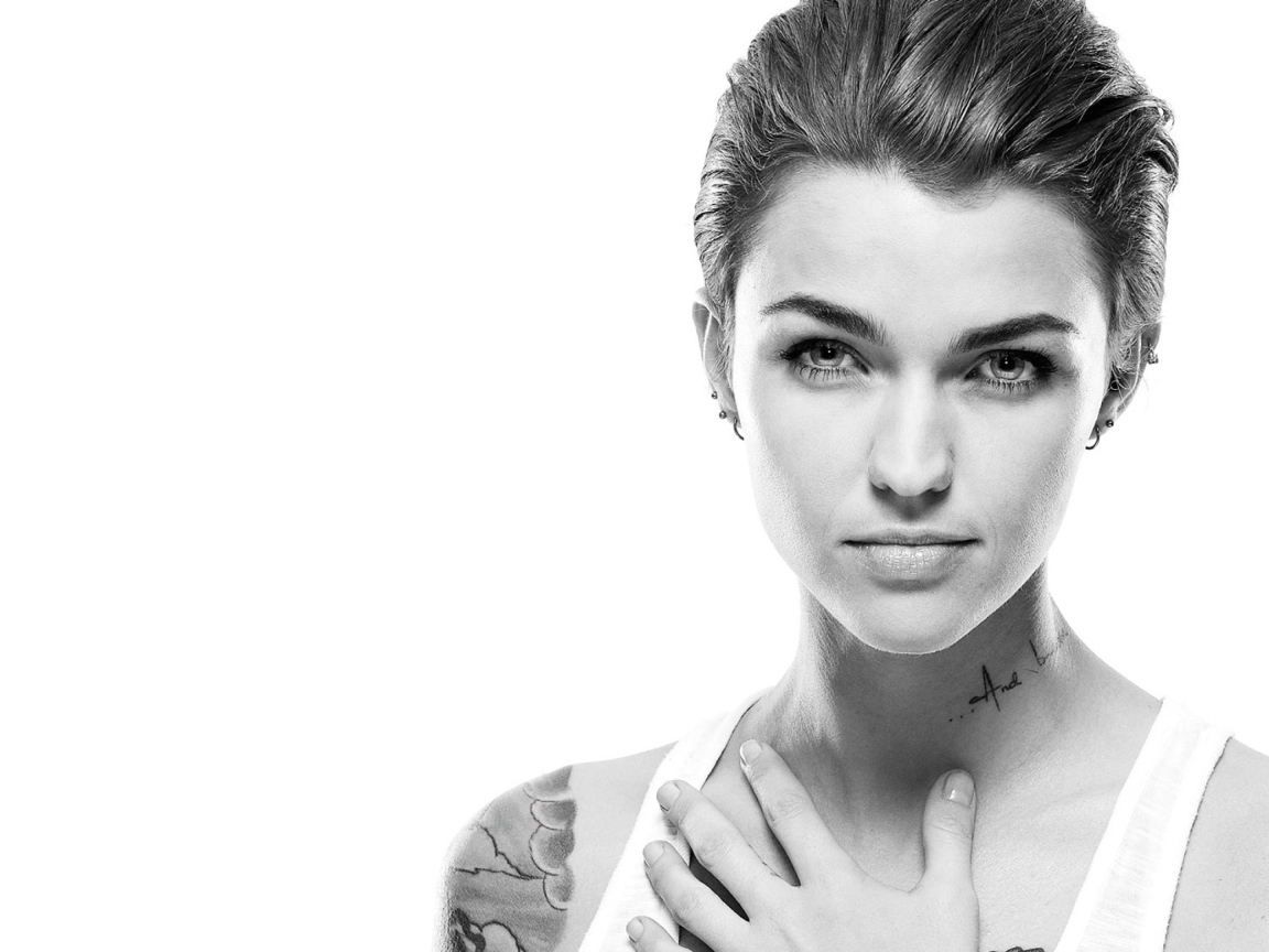 Актриса Руби Роуз с татуировками на теле черно белое фото