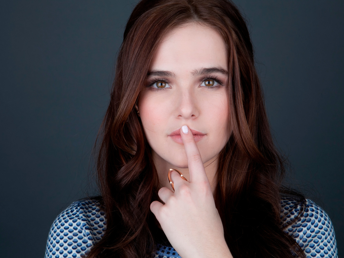 Актриса Зои Дойч с пальцем у рта