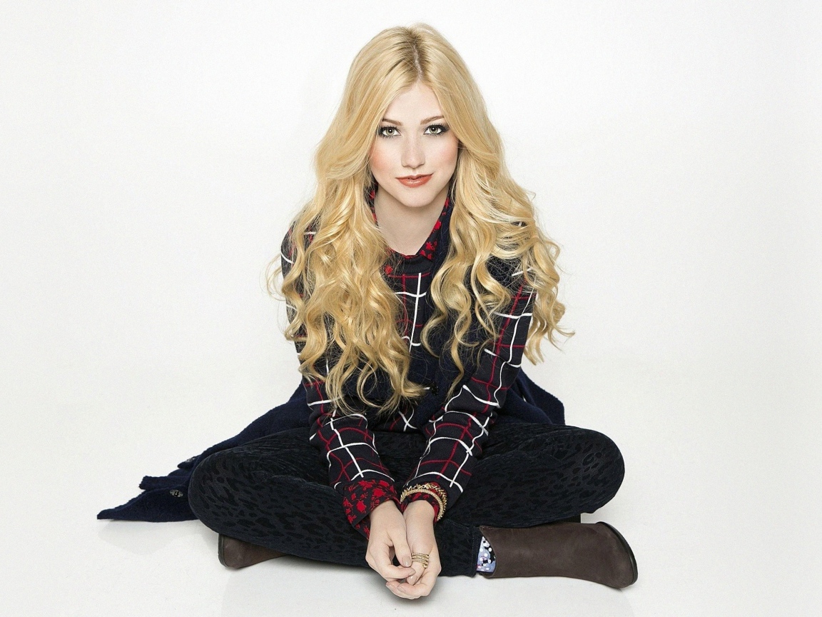 Американская актриса Кэтрин Макнамара на белом фоне