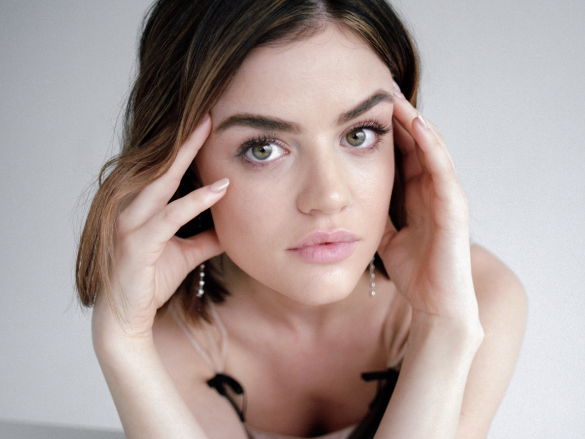 Американская актриса Люси Хейл фото на сером фоне