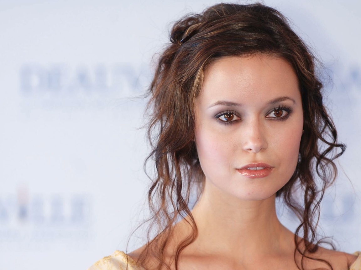 Американская актриса Саммер Глау с прической на голове