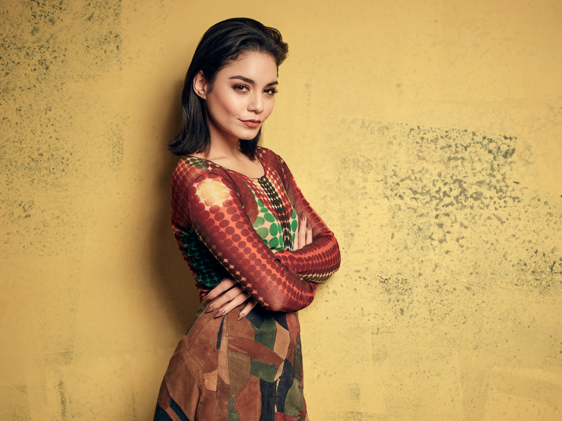 Американская актриса Ванесса Хадженс на фоне стены