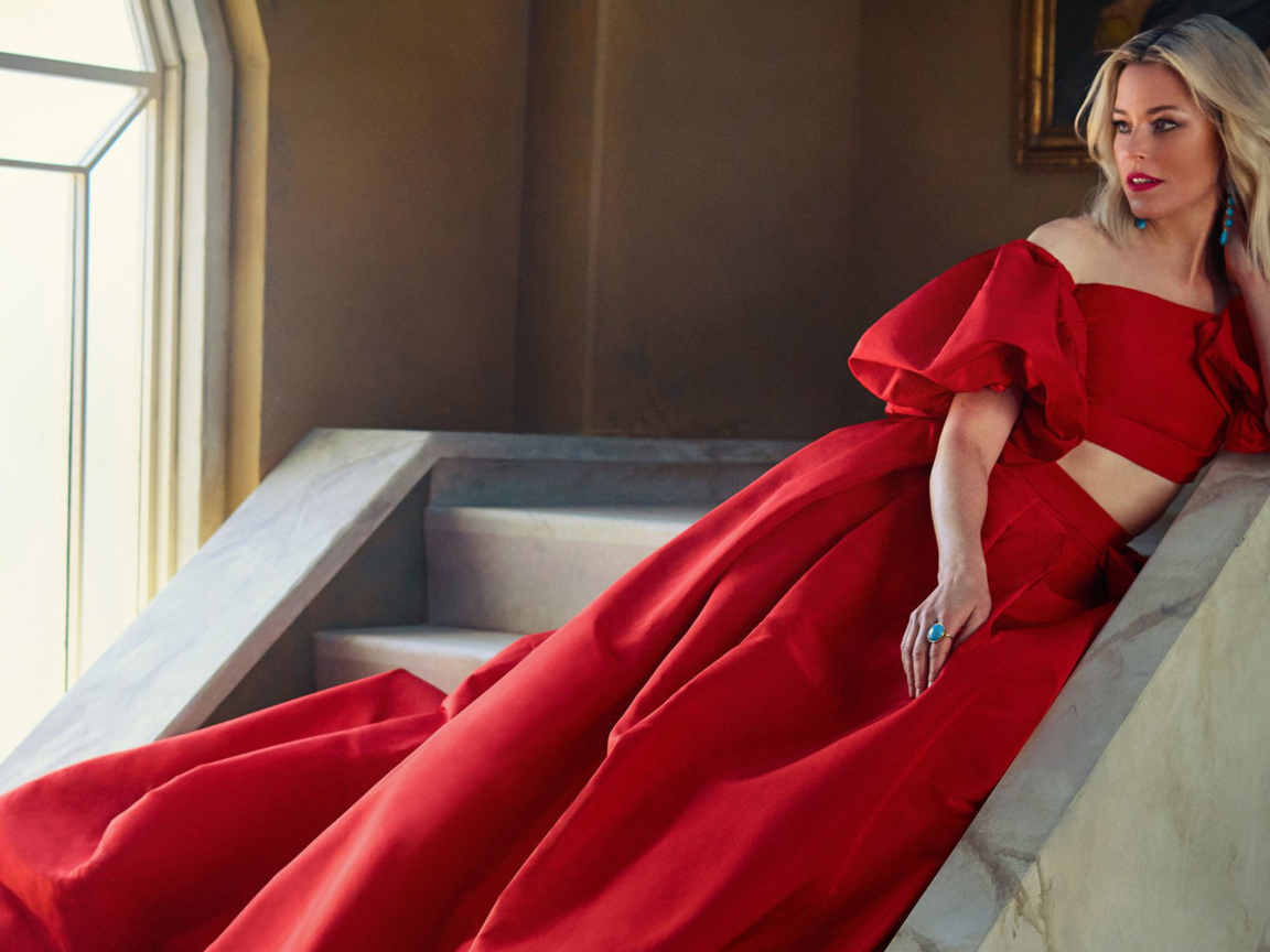 Красивая блондинка, актриса Элизабет Бэнкс в красном платье