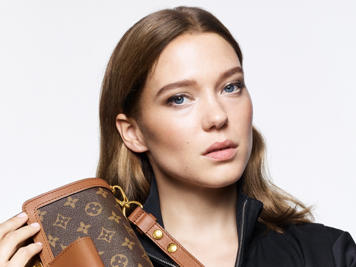 Красивая голубоглазая девушка Леа Сейду на белом фоне