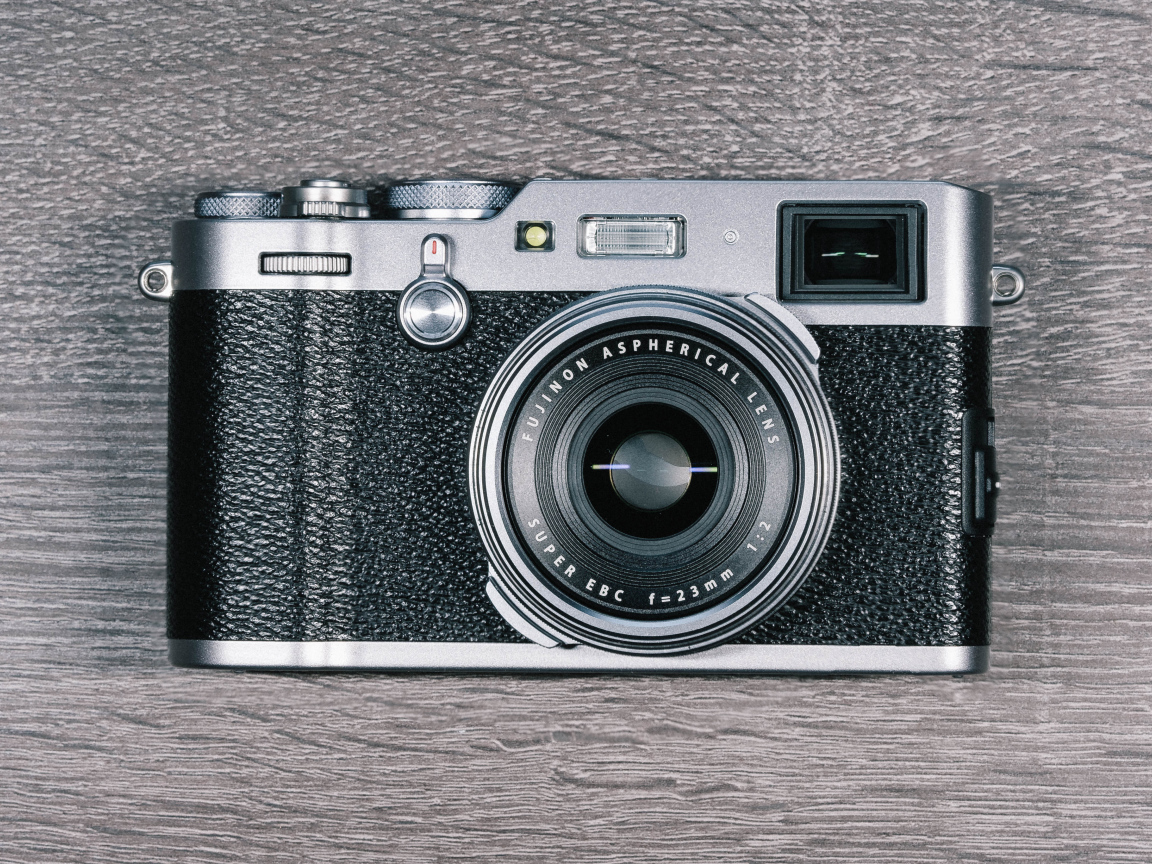 Красивый фотоаппарат Fujifilm X100F на столе