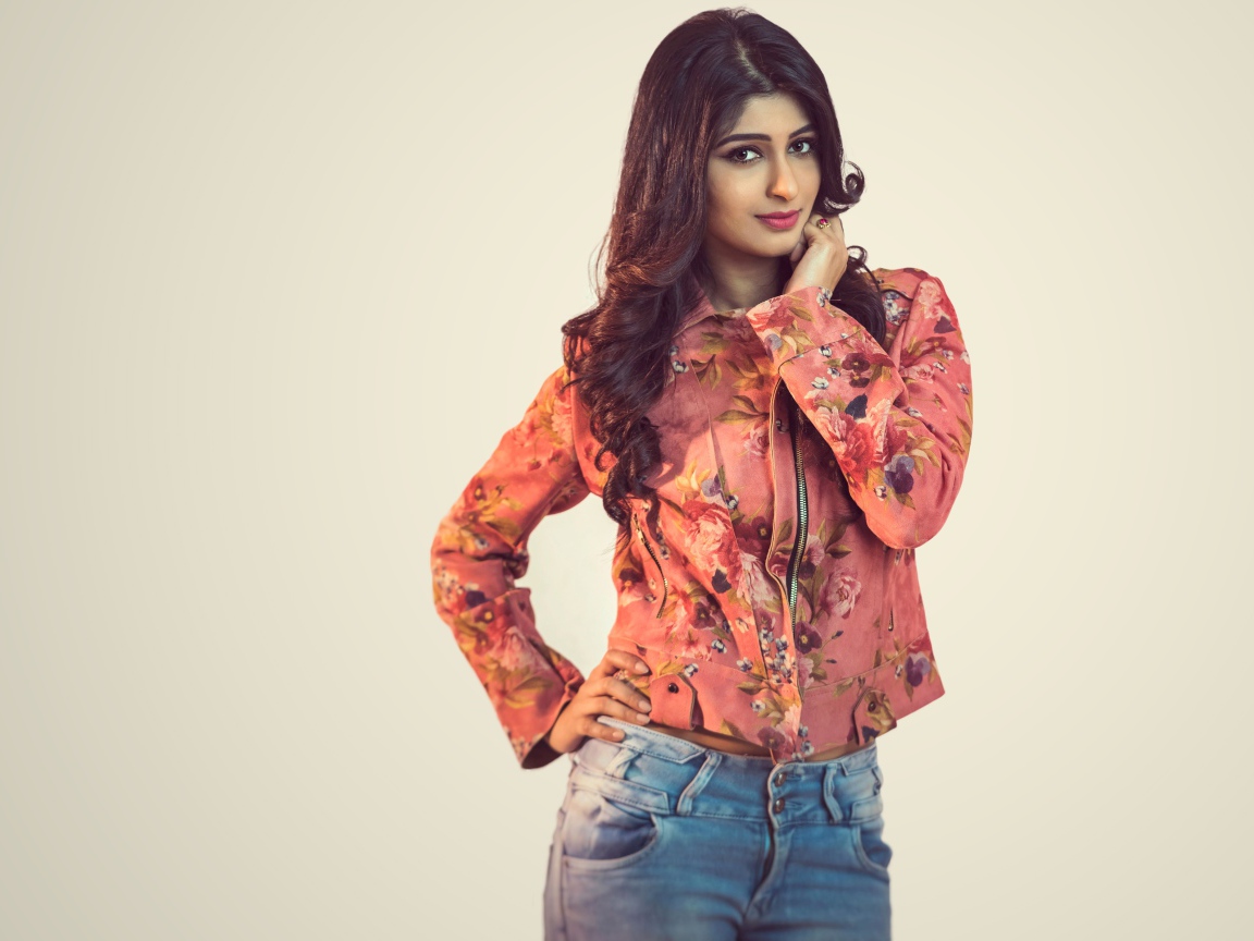 Красивая девушка, индийская актриса Адити Рао Хидари на сером фоне