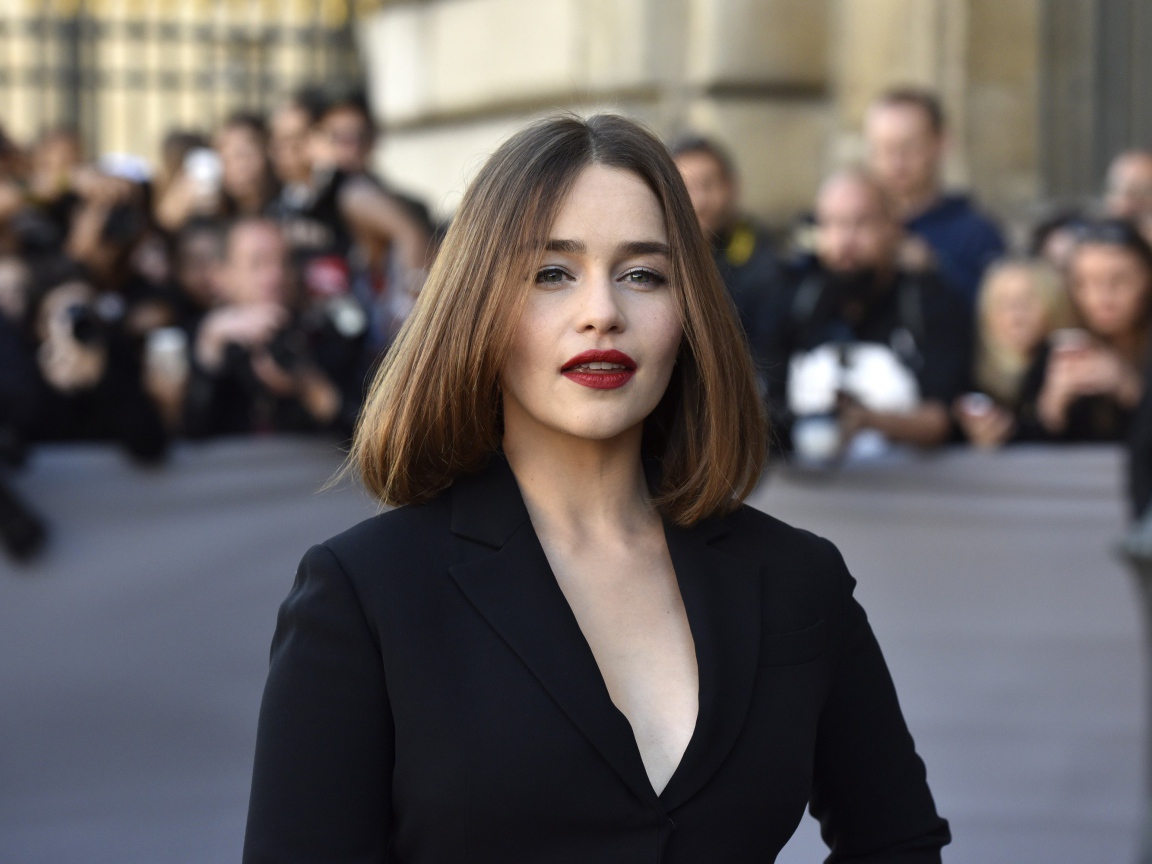 Красивая девушка, актриса Эмилия Кларк в черном пиджаке