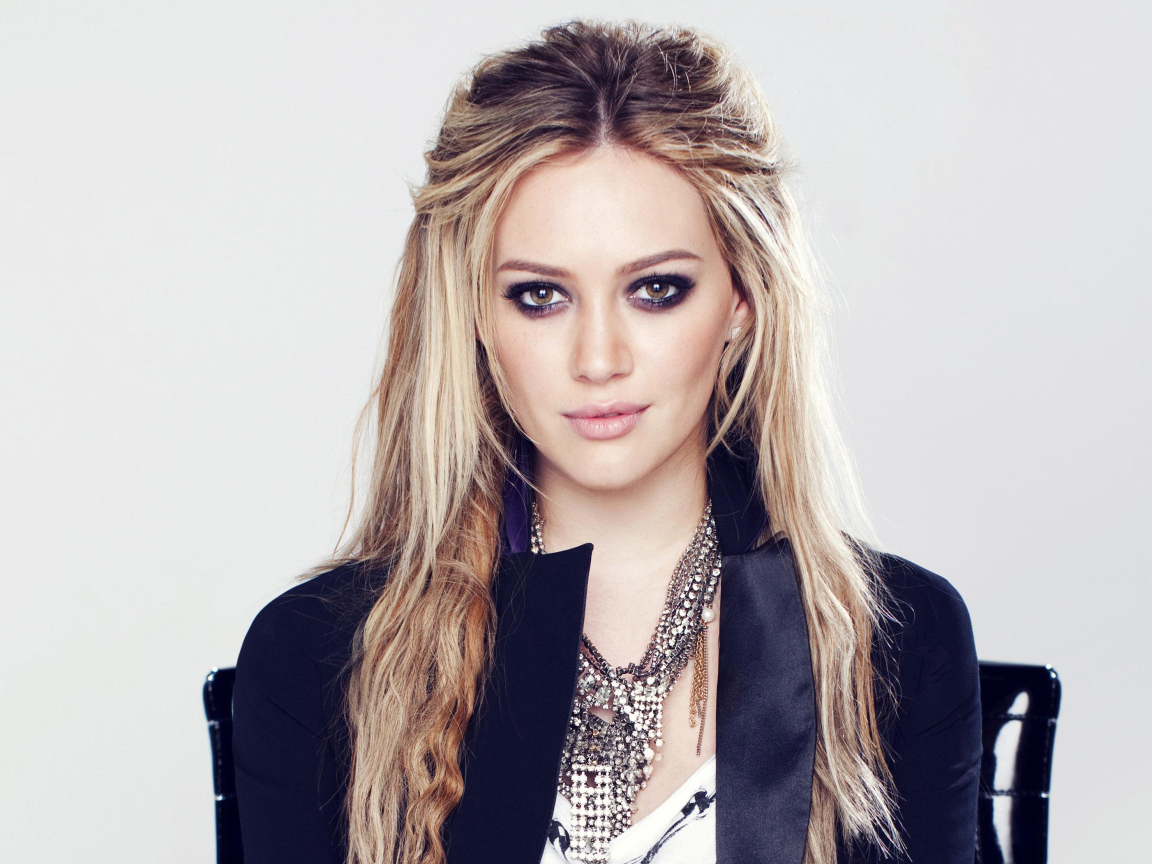 Красивая девушка, актриса Хилари Дафф с длинными волосами