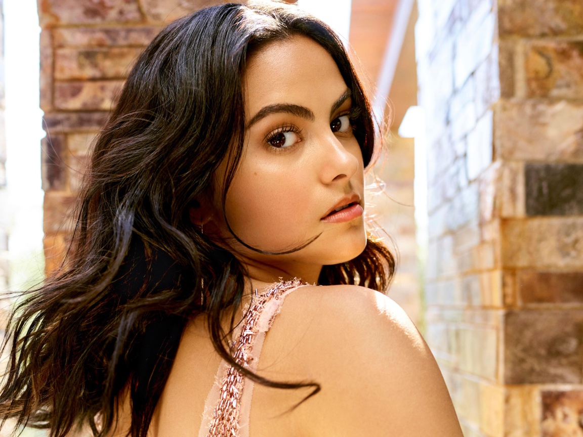 Красивая девушка актриса Камила Мендес