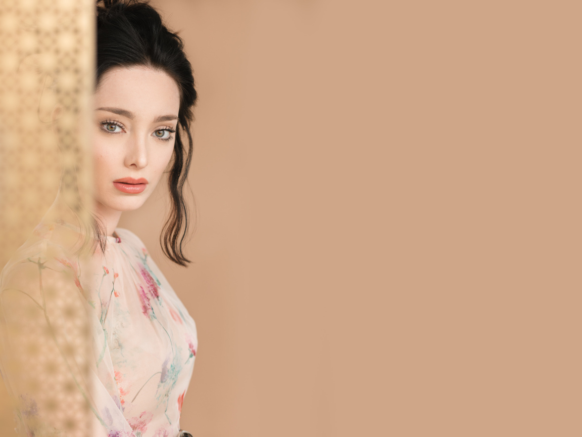 Красивая женщина, актриса Эмма Дюмон за шторой 