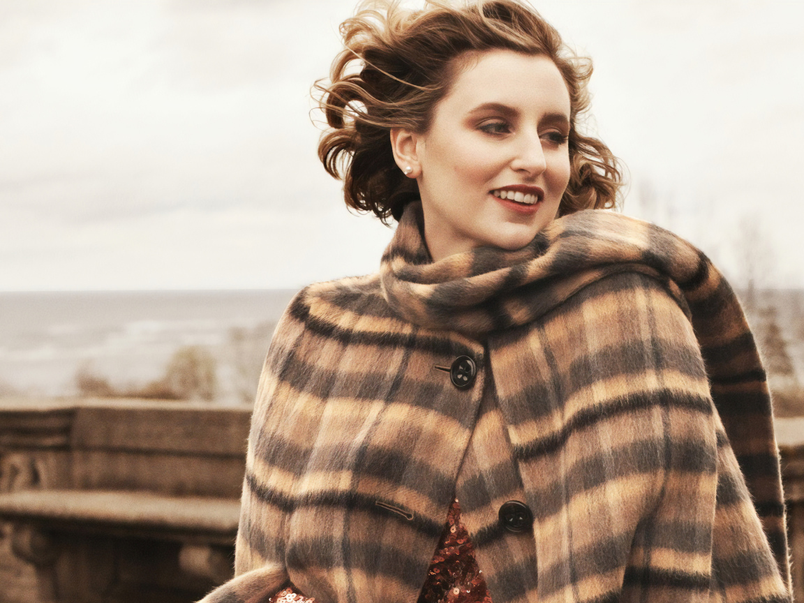 Красивая женщина в пальто, актриса Мишель Докери