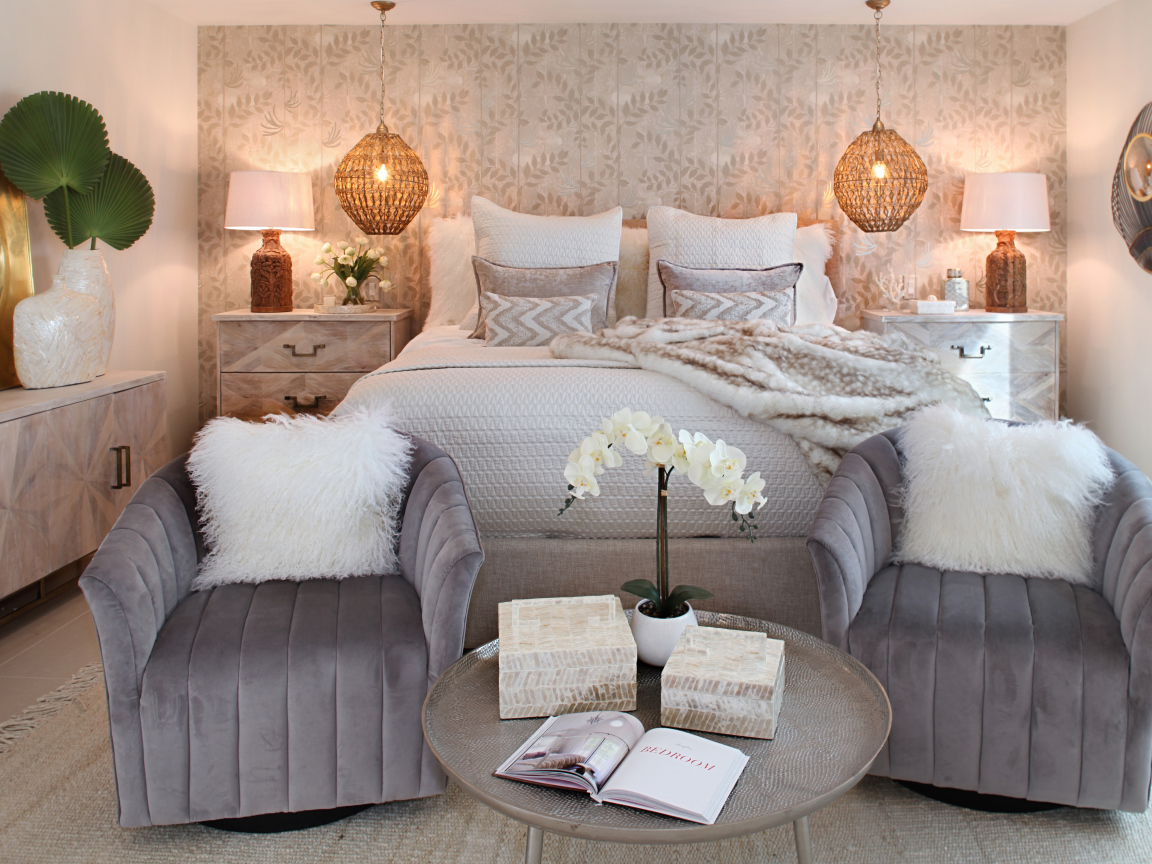 Интерьер спальни с большой кроватью и двумя креслами