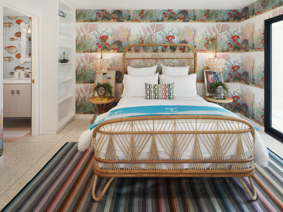 Спальня с большой кроватью  у окна 