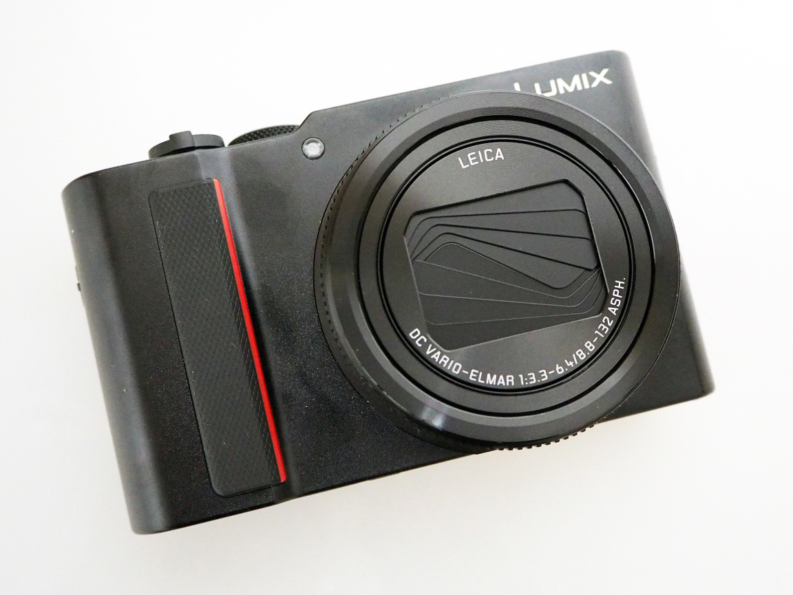 Черный фотоаппарат Panasonic Lumix ZS200  TZ200 на белом фоне