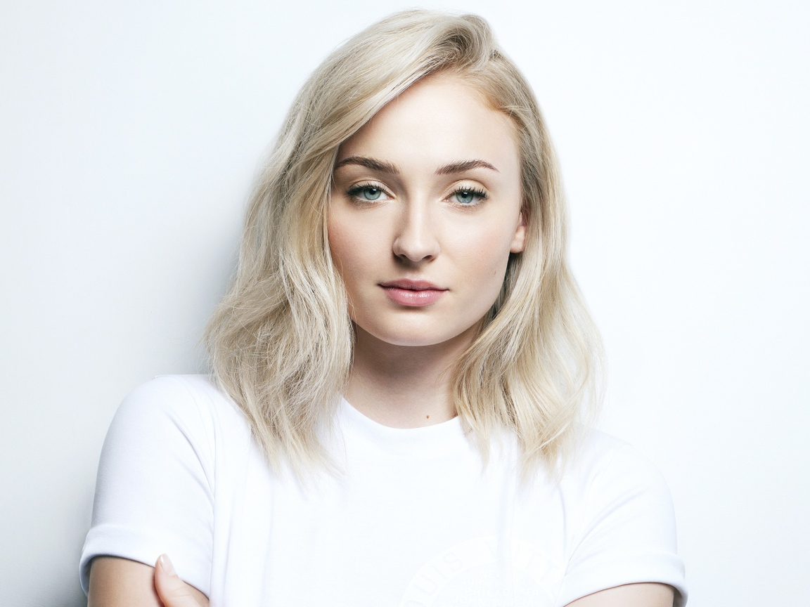 Светловолосая голубоглазая девушка, актриса Софи Тёрнер