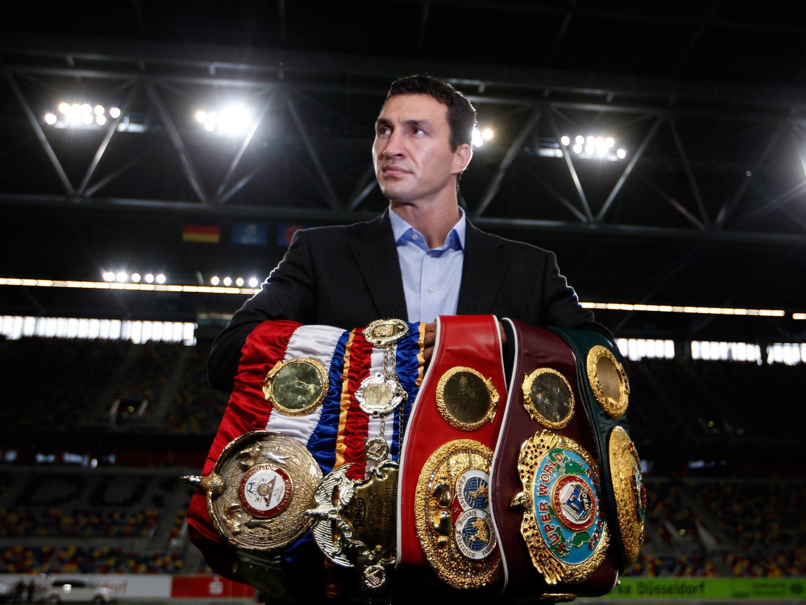 Боксер Владимир Кличко с чемпионскими поясами