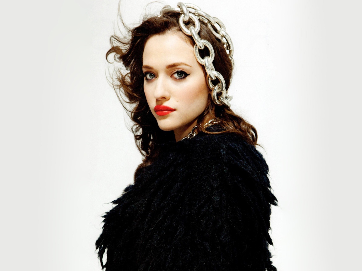 Яркая девушка, актриса Кэт Деннингс с цепями на голове 