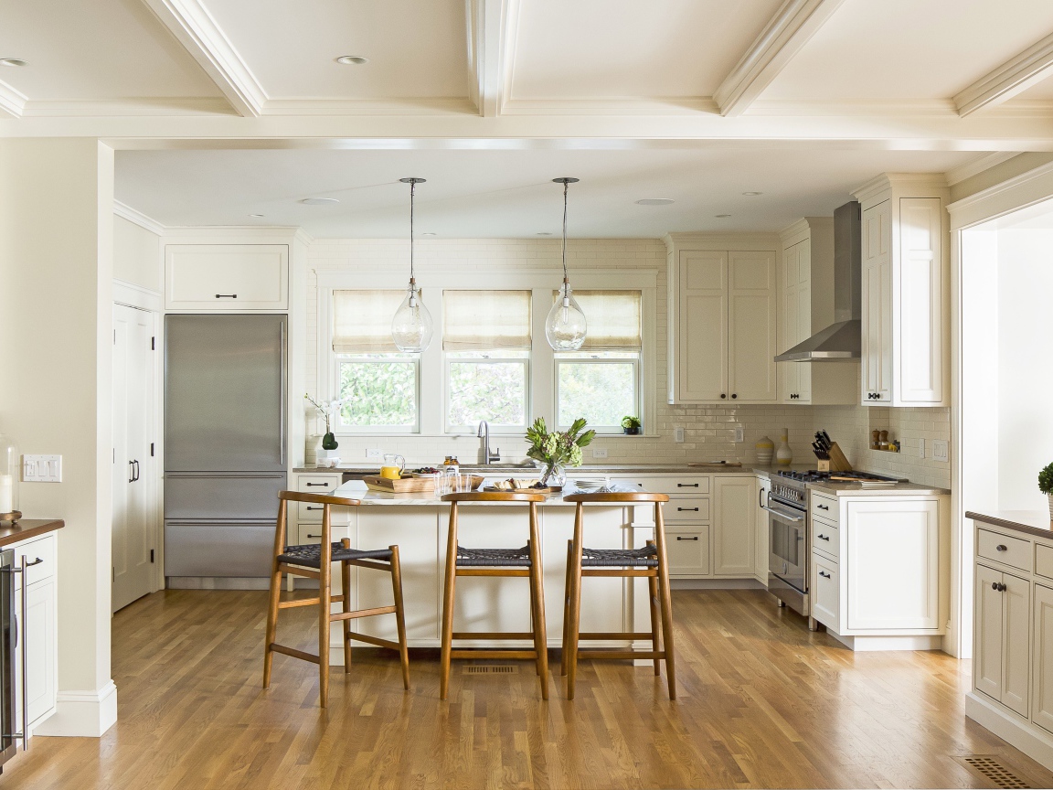 Светлая кухня с деревянными стульями 
