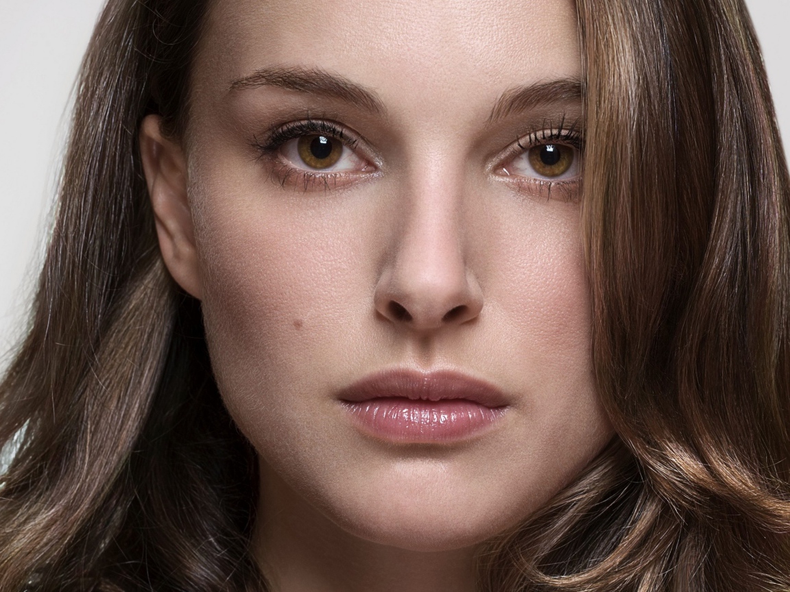 Кареглазая девушка, актриса Натали Портман лицо крупным планом