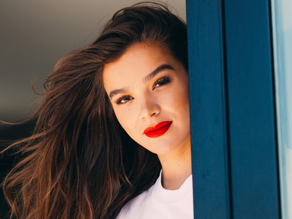 Кареглазая девушка актриса Хейли Стейнфилд с накрашенными губами