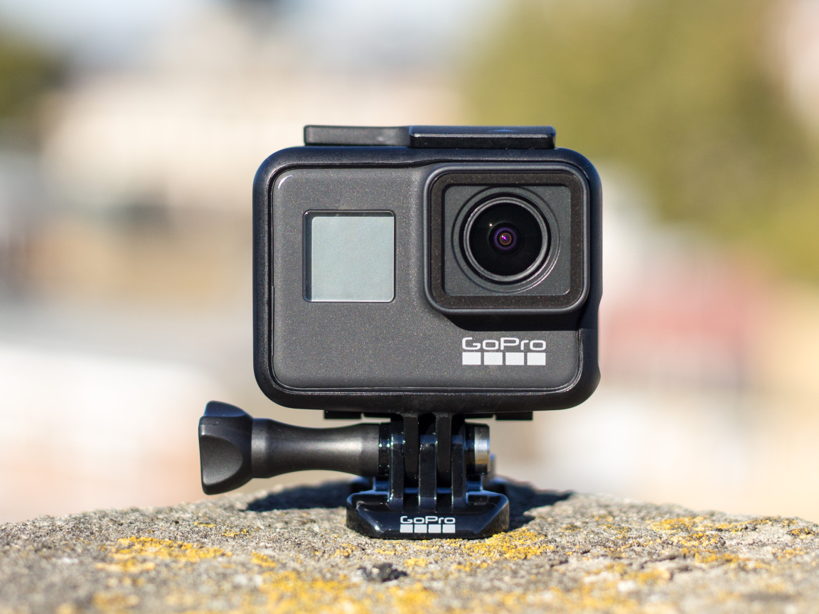 Фотоаппарат GoPro Hero7 Black стоит на камне