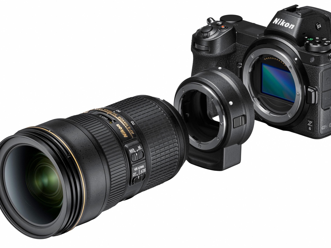 Фотоаппарат Nikon Z7 с объективом на белом фоне