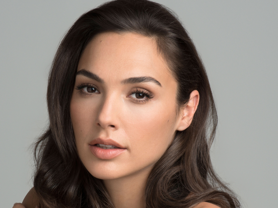 Нежная Галь Гадот на сером фоне