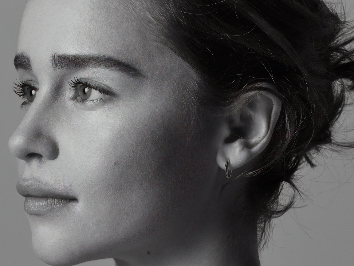 Лицо актрисы Эмилии Кларк крупным планом