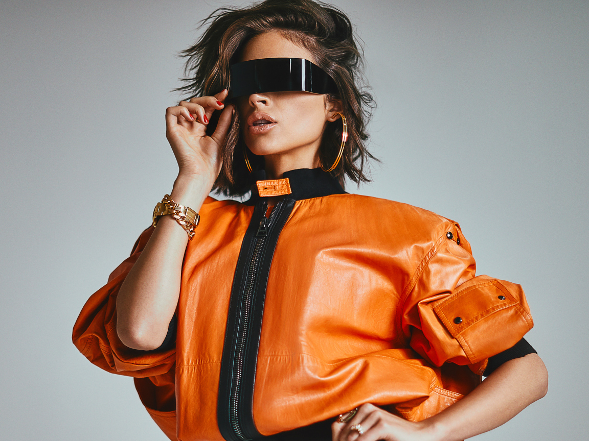 Модная актриса Оливия Калпо в кожаной куртке на сером фоне