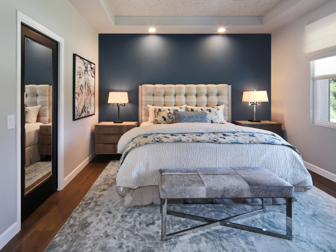 Спальня в серых тонах с большой кроватью