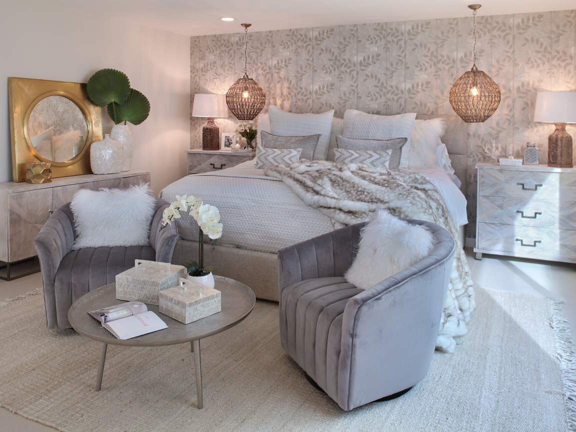 Серая спальня с большой кроватью и креслами