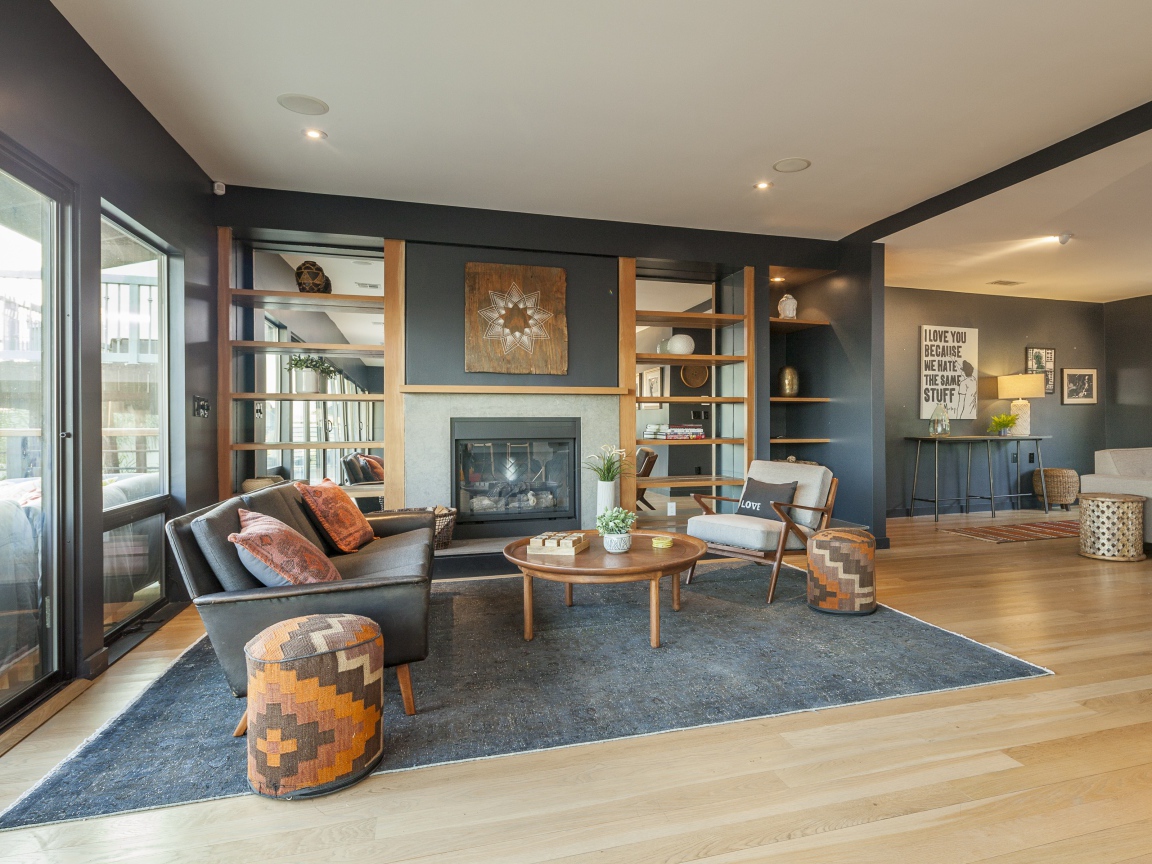 Гостиная комната в серых тонах с большим окном