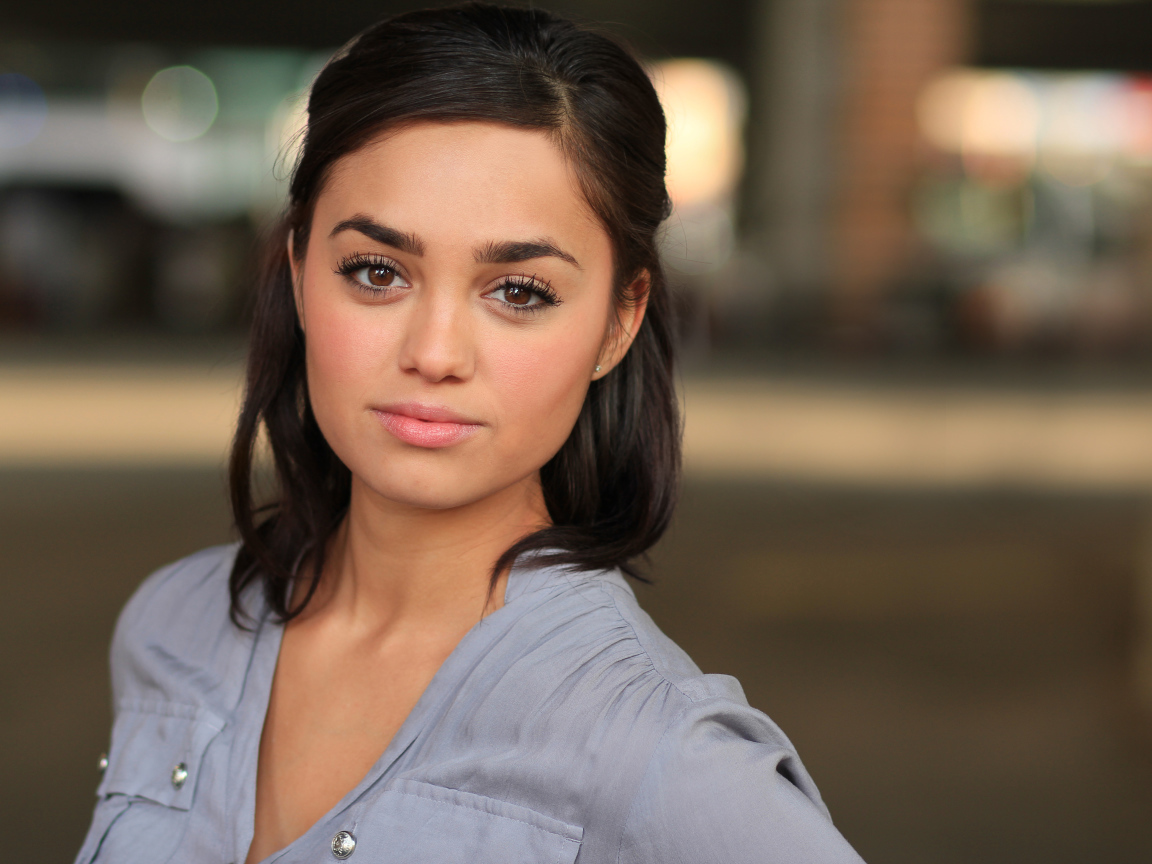 Индийская актриса Шази Раджа с карими глазами 