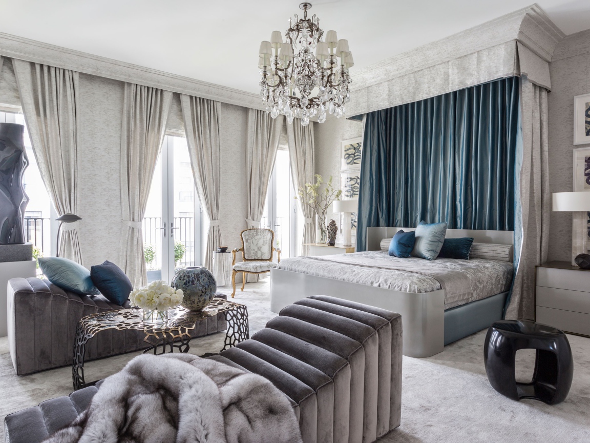 Большая спальня с мебелью и большими окнами