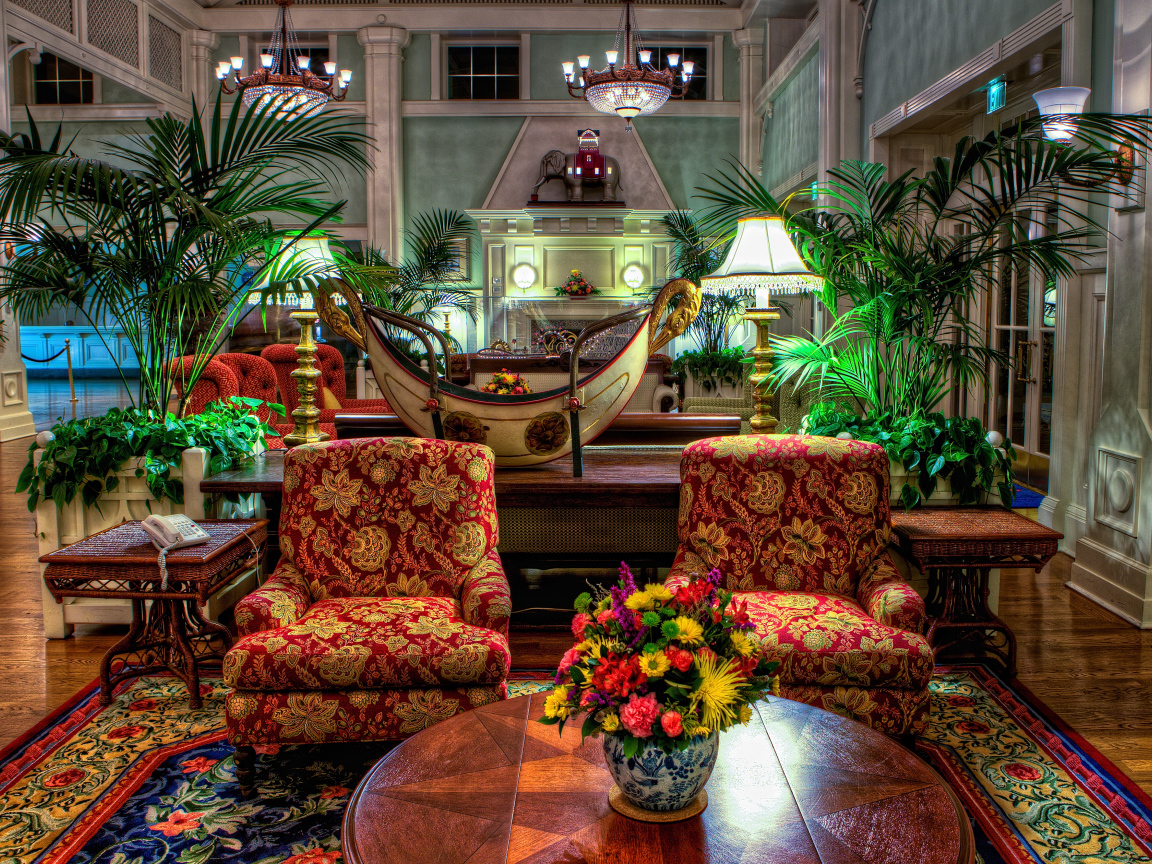 Гостиная комната с винтажной мебелью и пальмами 
