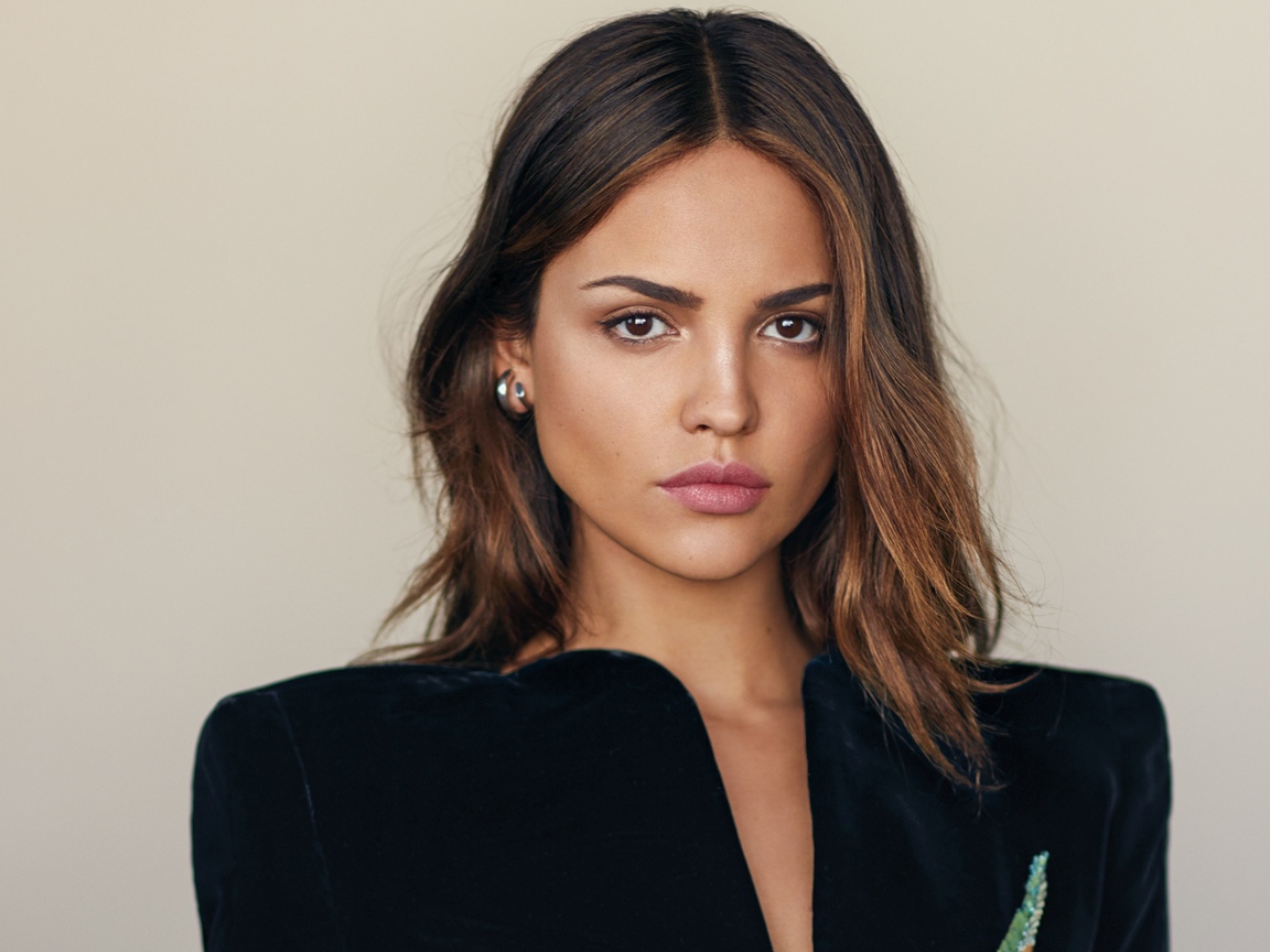 Мексиканская актриса Эйса Гонсалес на сером фоне