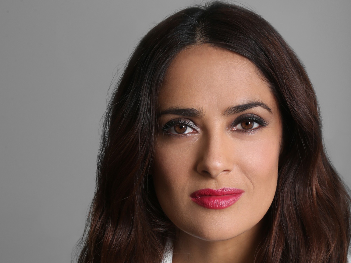 Популярная актриса Сальма Хайек лицо крупным планом