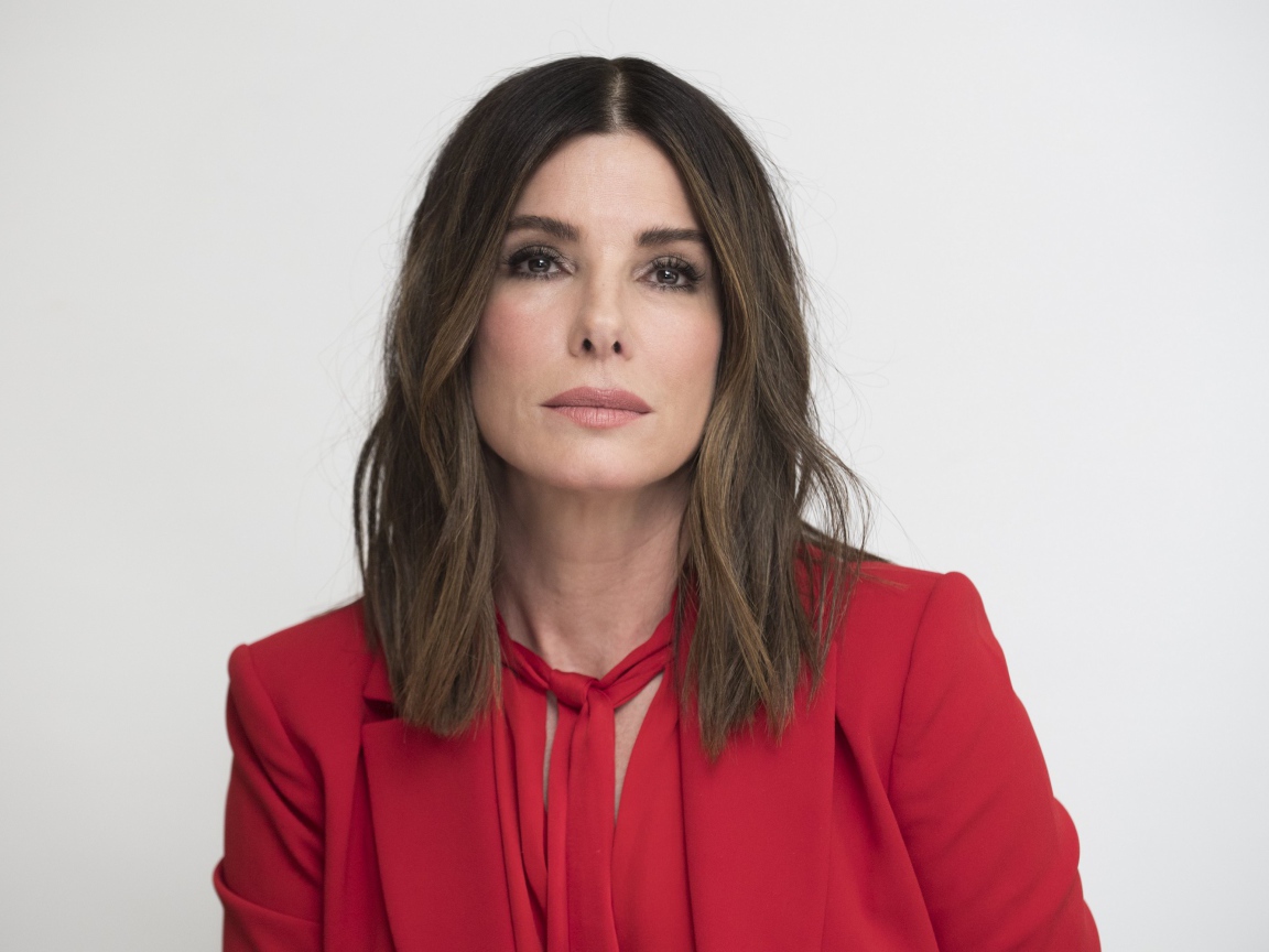 Популярная актриса Сандра Буллок в красном костюме 